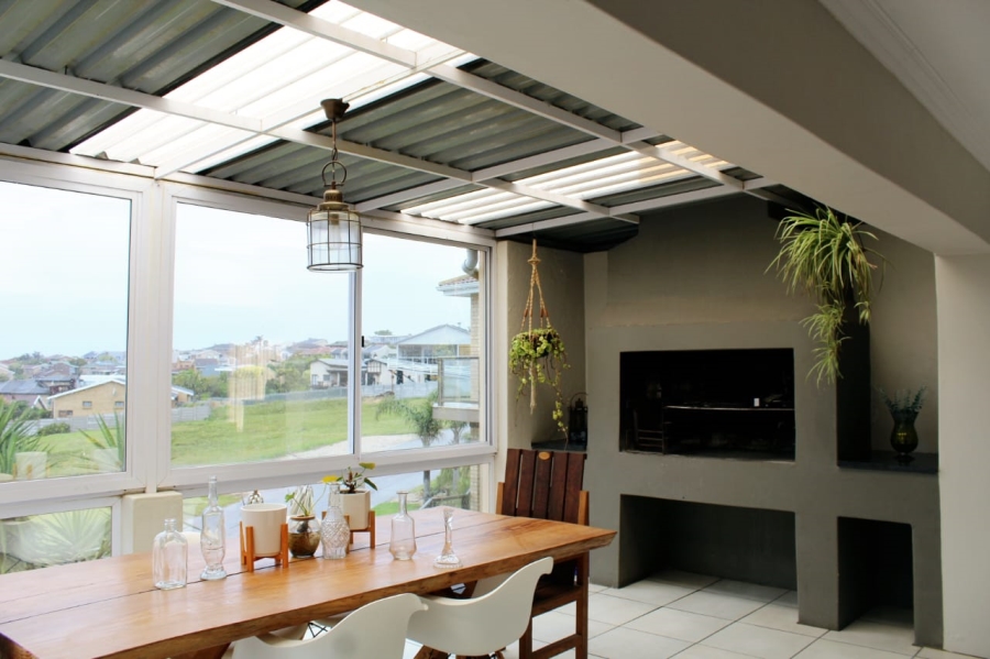 5 Bedroom Property for Sale in Wavecrest Eastern Cape